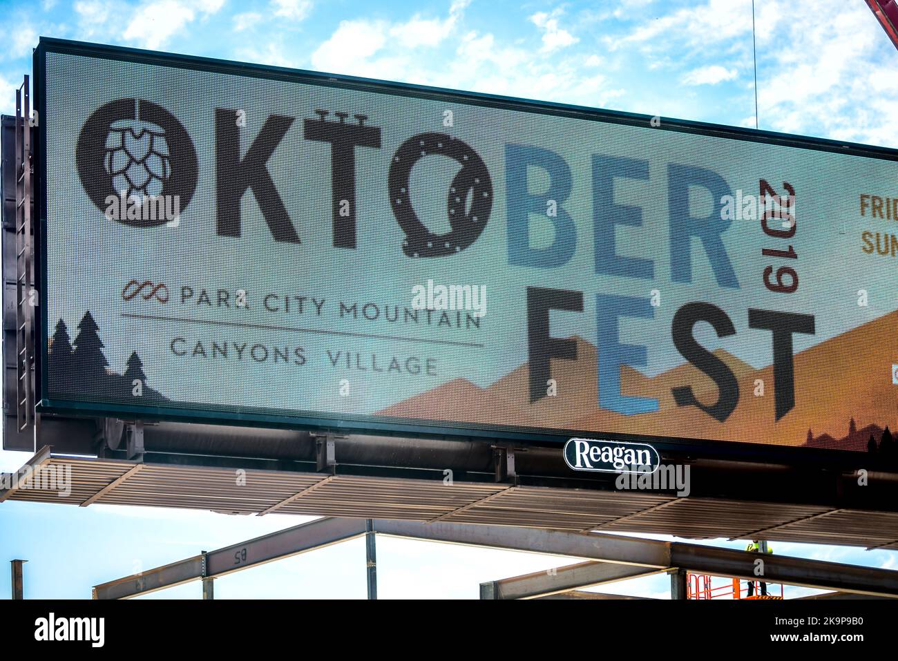 Park City, USA - 25. Juli 2019: Elektronische Bildschirm-Plakatwand-Anzeige für Oktoberfest in Wasatch Mountain Canyons Dorf Stadt in Utah Stockfoto Park City, USA - 25. Juli 2019: Elektronische Bildschirm-Plakatwand-Anzeige für Oktoberfest in Wasatch Mountain Canyons Dorf Stadt in Utah Stockfoto