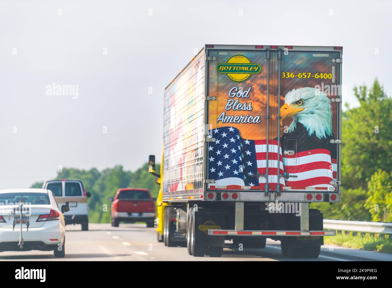 Marion, USA - 6. Juli 2021: Bottomley Enterprises Kühltruck liefert Frachtgut auf der Autobahn in North Carolina Stockfoto