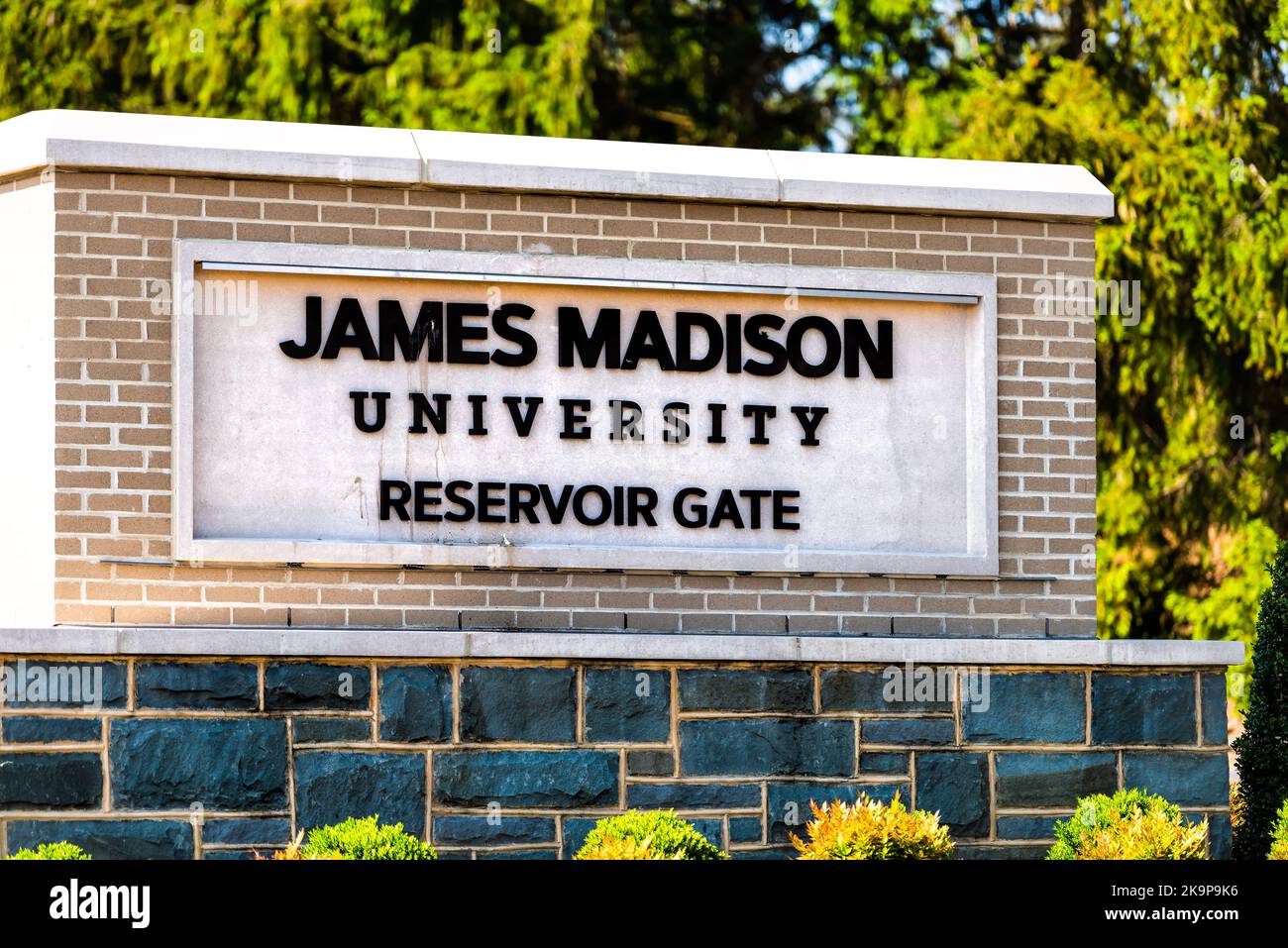 Harrisonburg, USA - 27. Mai 2021: Architekturschild der James Madison University am Stausee-Tor, Forschungshochschuleinrichtung in Virginia Stockfoto