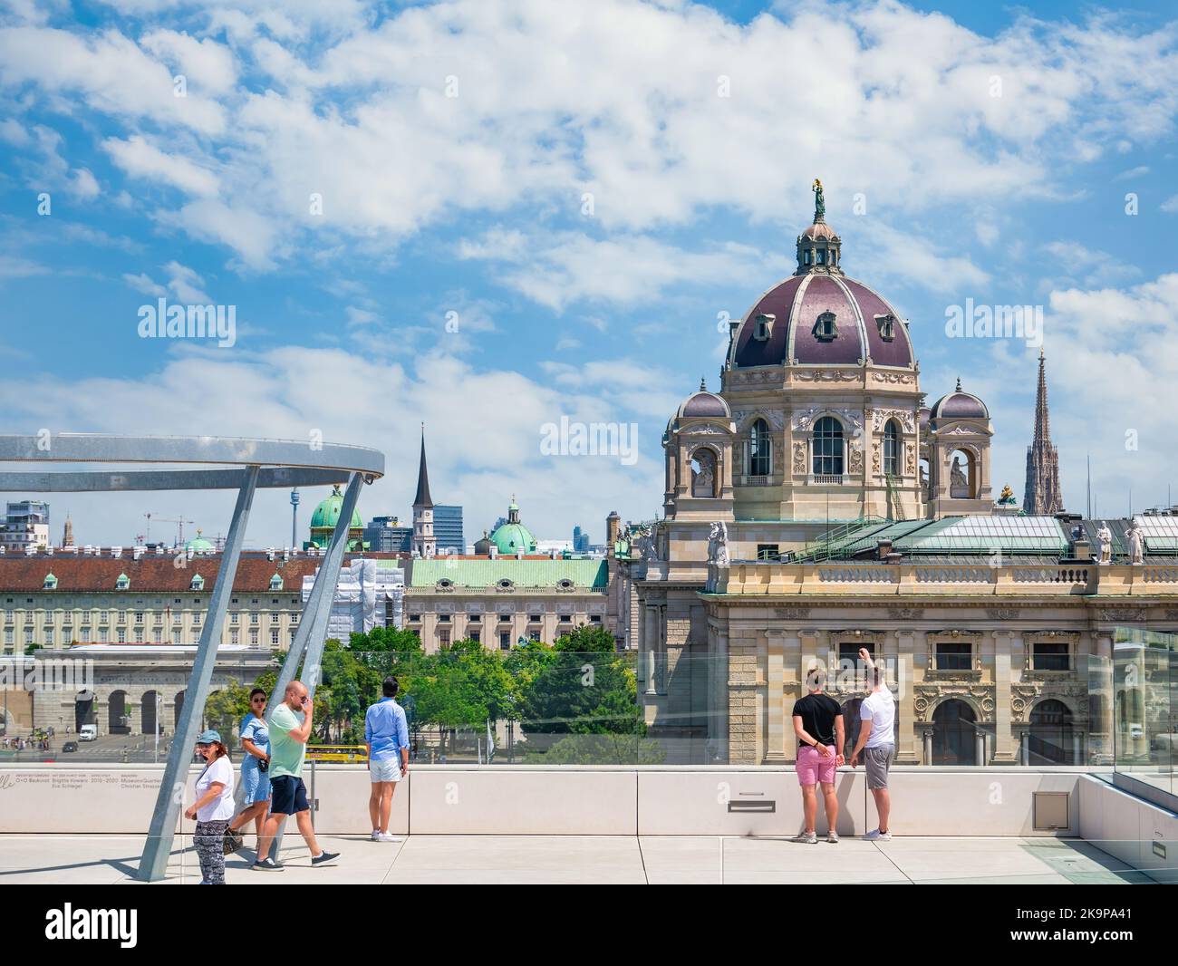 Wien, Österreich - Juni 2022: Blick mit dem Naturhistorischen Museum Wien von der Spitze des MuseumsQuartiers, dem Zentrum für zeitgenössische Kunst in Wien Stockfoto