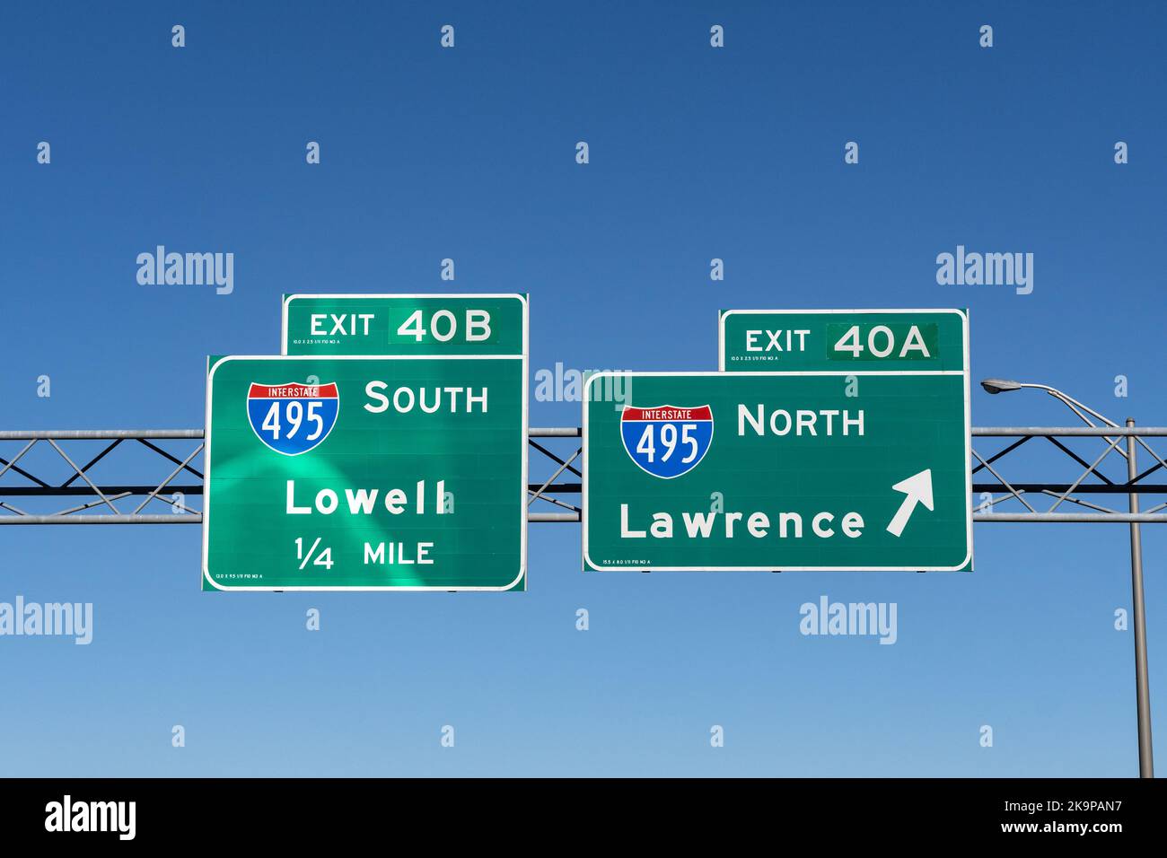 Andover, Massachusetts - 19. Oktober 2022: Autobahnschilder auf der Route 93 in Richtung Norden zur Abfahrt 40B, Interstate 495 South in Richtung Lowell und Abfahrt 40A Interstate Stockfoto
