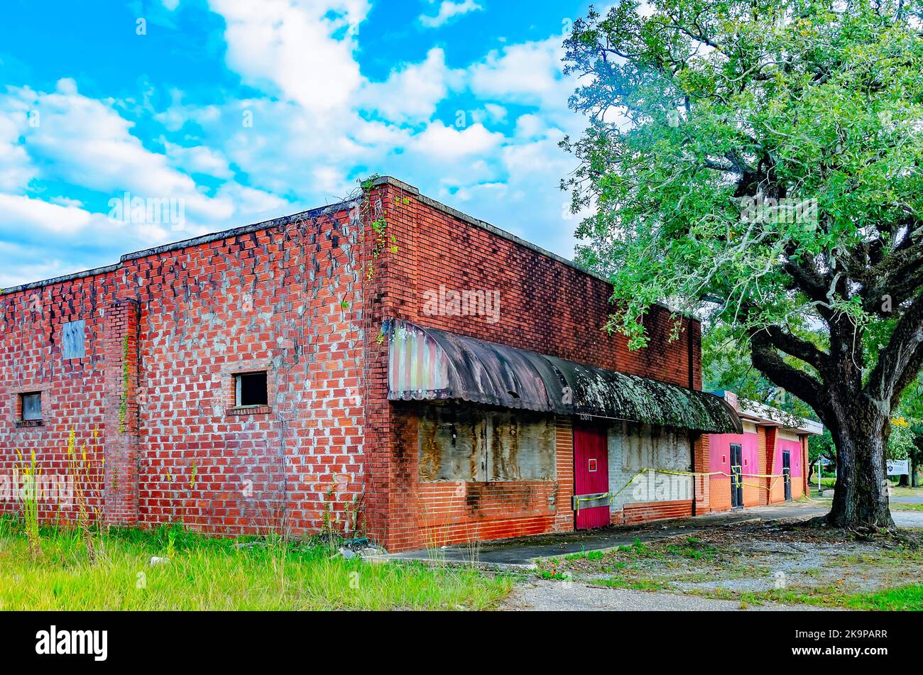 Eine verlassene Strip Mall ist am 24. Oktober 2022 in Bayou La Batre, Alabama, abgebildet. Das verlassene Gebäude ist eines von vielen in der Gegend. Die kleine Fischerei V Stockfoto