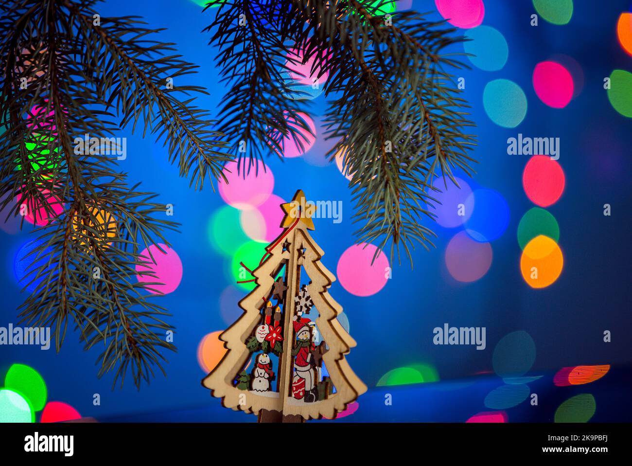 Spielzeug Weihnachtsbaum, funkelnden und fabelhaften Hintergrund mit Kopierer Platz. Weihnachtshintergrund für Postkarten. Weihnachtsdeko-Konzept. Stockfoto