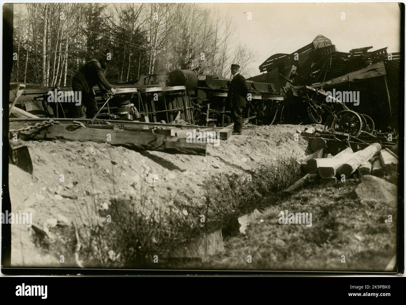 Bei diesem Zugunfall in Näsviken wurden 22 der 38 Waggons des Zuges aufgespürt. Die Lokomotive vom Typ E kippte und legte sich auf die Seite, leicht beschädigt. 9 der entgleisenden Waggons waren in einem solchen Zustand, dass sie repariert werden konnten. Der Unfall war auf eine Bahnvergehen zurückzuführen. Stockfoto