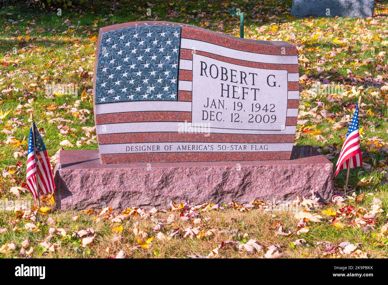 50 Star USA amerikanische Flagge, entworfen von Robert Heft, ausgestellt auf einem Grabstein auf dem lutherischen Friedhof in Saginaw, Michigan. Granitstein ist der Marker. Stockfoto