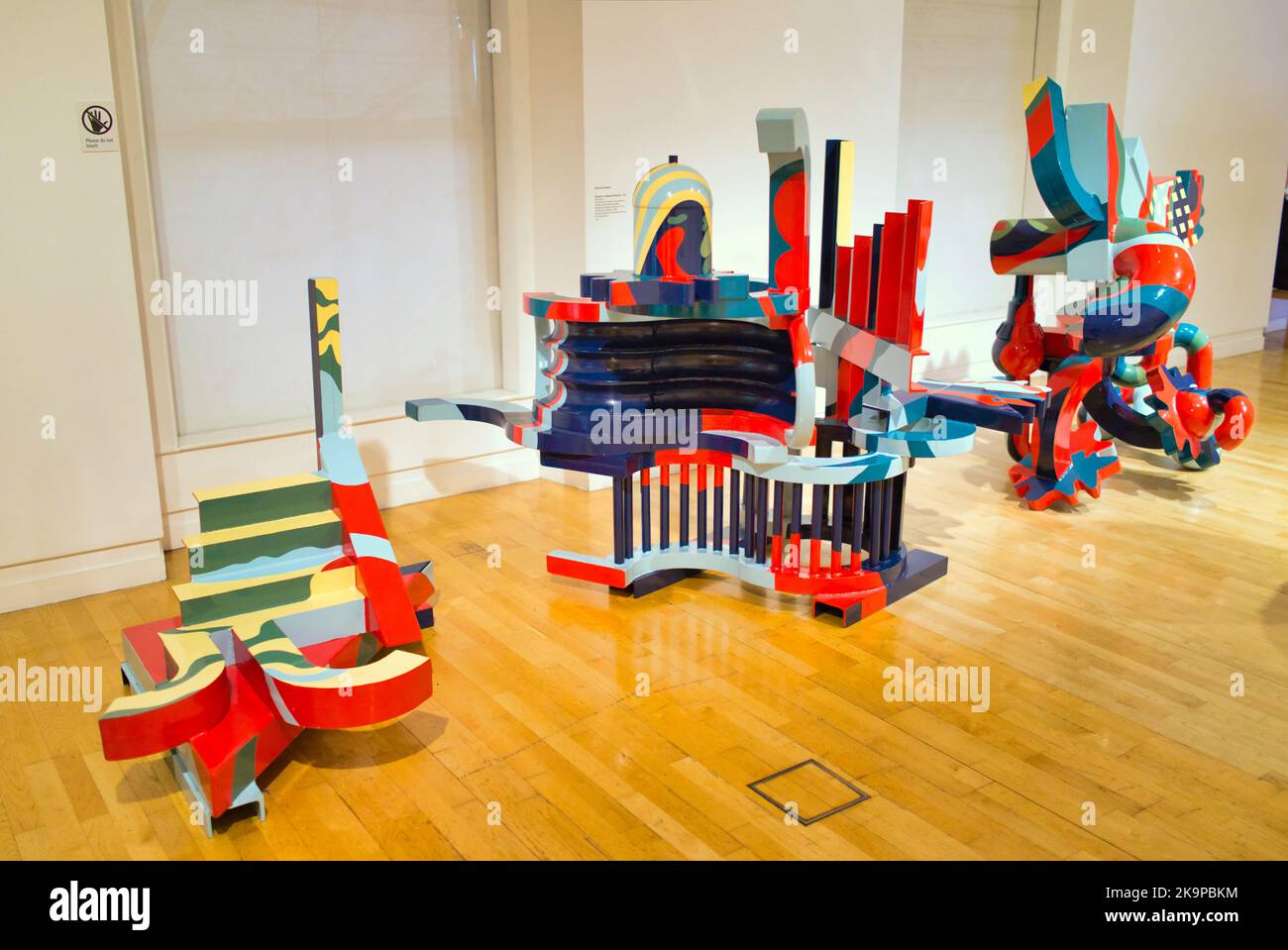Touristen und Einheimische genießen die Galerien im goma OR. Glasgow Museum of Modern Art Eduardo Paolozzi Skulptur 'Hamlet in a Japanese Manier' Stockfoto