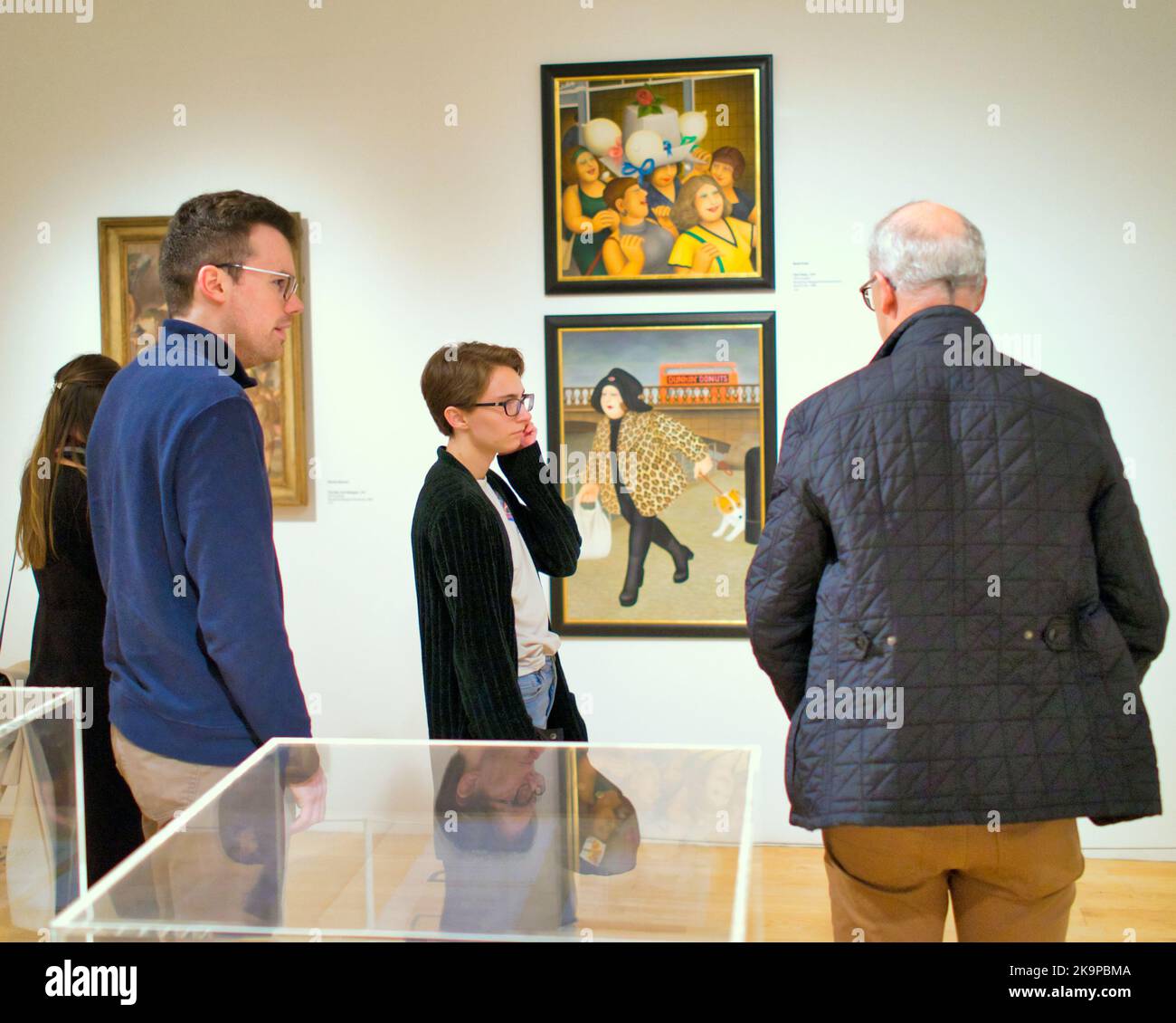 Touristen und Einheimische genießen die Galerien im goma OR. Glasgow Museum für moderne Kunst, versteckte Stanley spencer und zwei Beryl-Cook-Gemälde Stockfoto