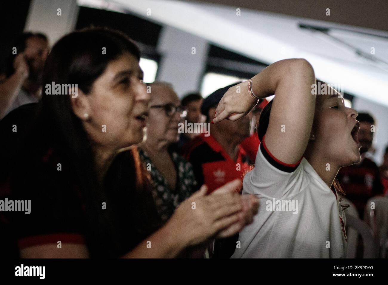 Rio De Janeiro, Brasilien. 29. Oktober 2022. RJ - Rio de Janeiro - 10/29/2022 - FLAMENGO, FINALE LIBERTADORES FANS - Flamengo Fans am Hauptsitz des Clube do Flamengo in Gavea, südlich der Stadt, folgen dem Finale der Copa Libertadores zwischen Flamengo x Atlhetico-PR, das diesen Samstag (29) in Quito in Ecuador gespielt wurde. Foto: Joao Gabriel Alves/AGIF/Sipa USA Quelle: SIPA USA/Alamy Live News Stockfoto