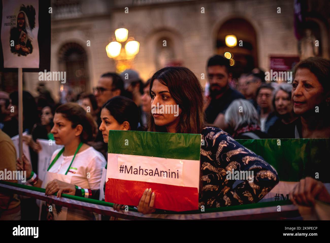 Barcelona, Spanien. 29. Oktober 2022. Die Demonstranten versammeln sich in Solidarität mit den Protesten im Iran, die seit dem Tod der 22-jährigen Mascha Aminiy ausgebrochen sind, als sie in Gewahrsam der sogenannten Moralpolizei war. Quelle: Matthias Oesterle/Alamy Live News Stockfoto