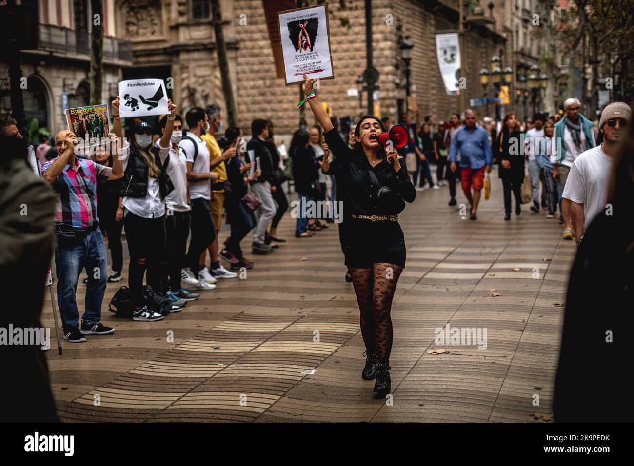 Barcelona, Spanien. 29. Oktober 2022. Demonstranten bauen eine Menschenkette auf, um sich mit den Protesten im Iran zu solidarisieren, die seit dem Tod der 22-jährigen Mascha Aminiy in Gewahrsam der sogenannten Moralpolizei ausgebrochen sind. Quelle: Matthias Oesterle/Alamy Live News Stockfoto