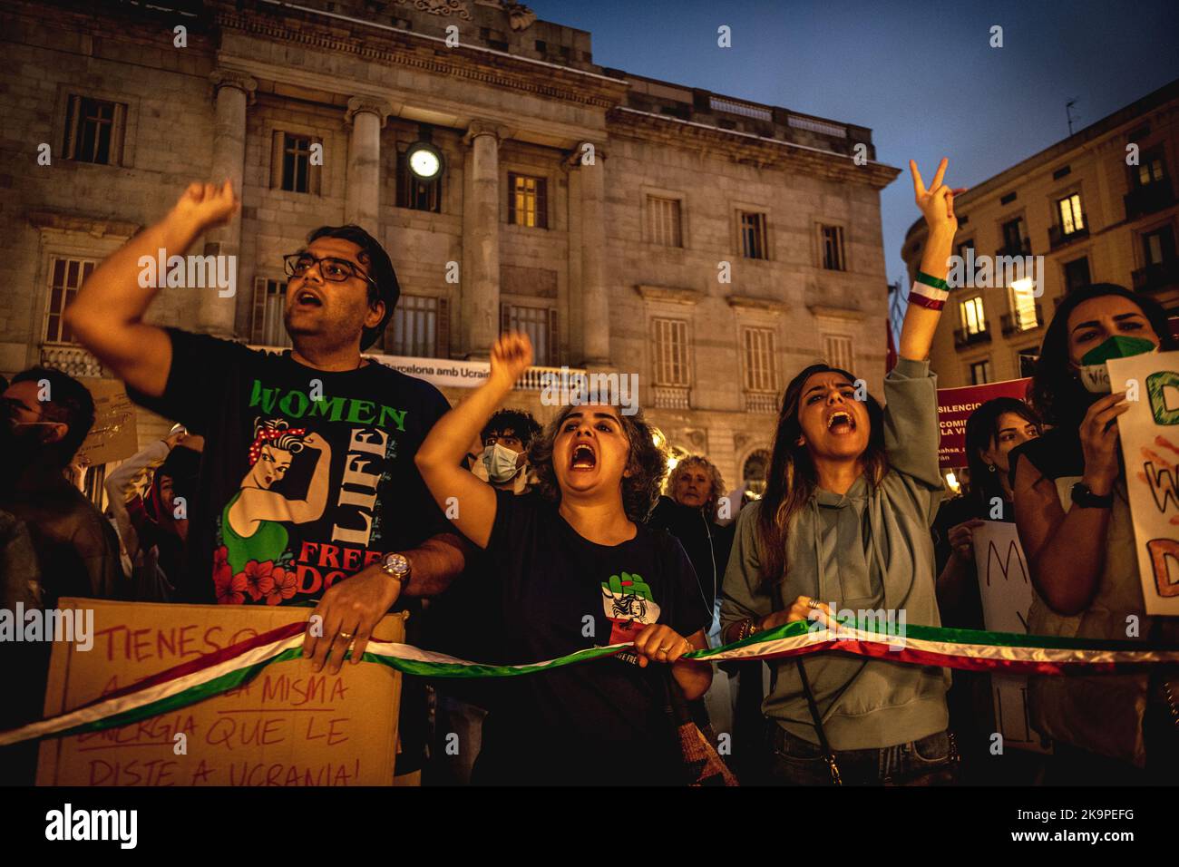 Barcelona, Spanien. 29. Oktober 2022. Demonstranten rufen Slogans auf, während sie sich solidarisch mit Protesten im Iran versammeln, die seit dem Tod der 22-jährigen Mascha Aminiy ausgebrochen sind, als sie in Gewahrsam der sogenannten Moralpolizei war. Quelle: Matthias Oesterle/Alamy Live News Stockfoto