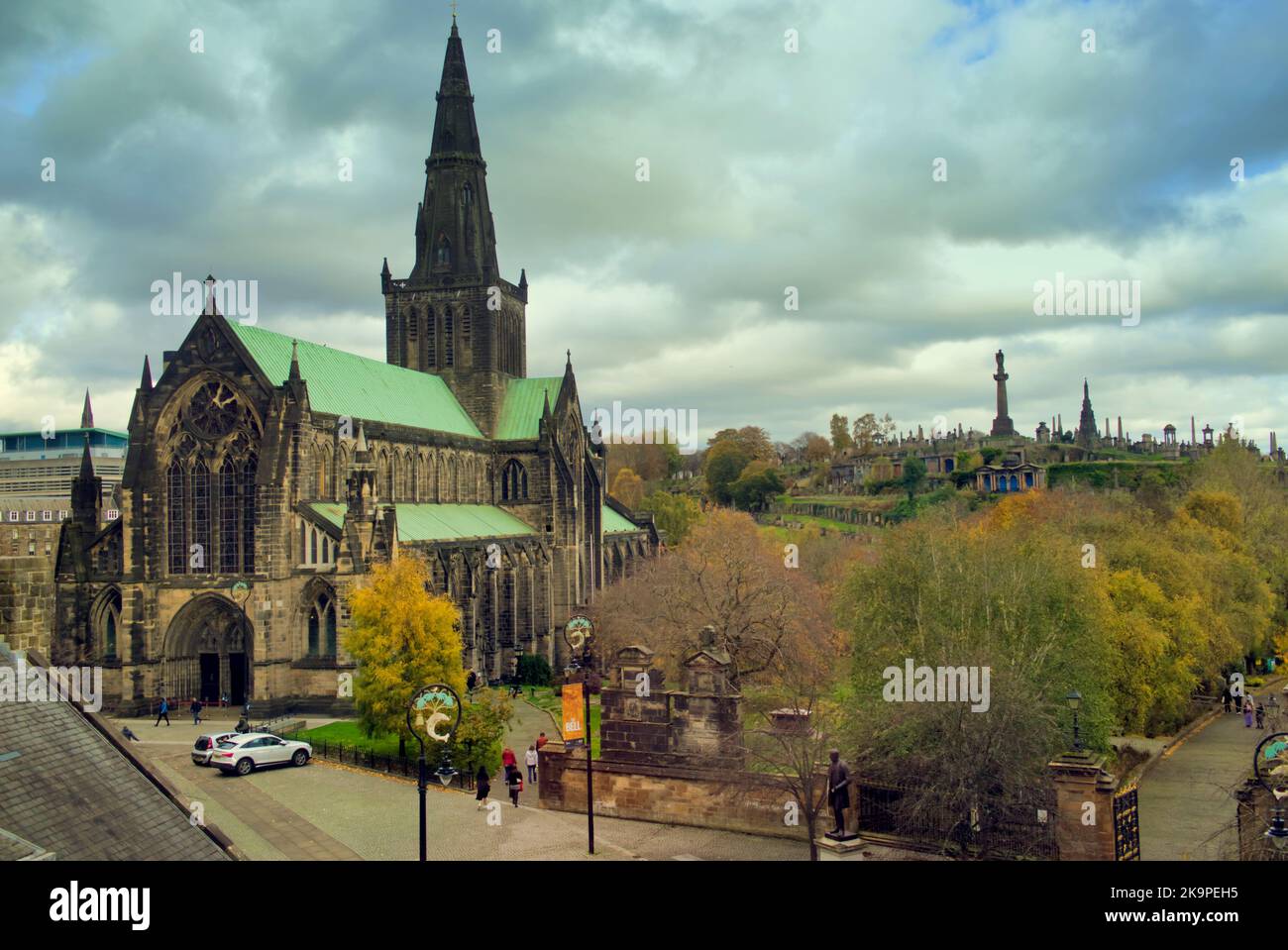 Vor der Kathedrale von Glasgow und der Nekropole Stockfoto