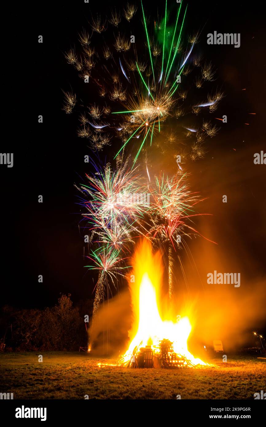 Rusthold, Tunbridge Wells, Kent, Großbritannien. 29. Oktober 2022. Ein Lagerfeuer mit Feuerwerk wird auf dem Dorfgrün von Rusthold angezündet, wo sich die Massen für diese kostenlose Veranstaltung versammeln. Ein Bildnis des grimmigen Reapers wird auf einem großen Lagerfeuer gesetzt, um Halloween und den Beginn der Lagerfeuersaison zu markieren. ©Sarah Mott / Alamy Live News. Stockfoto
