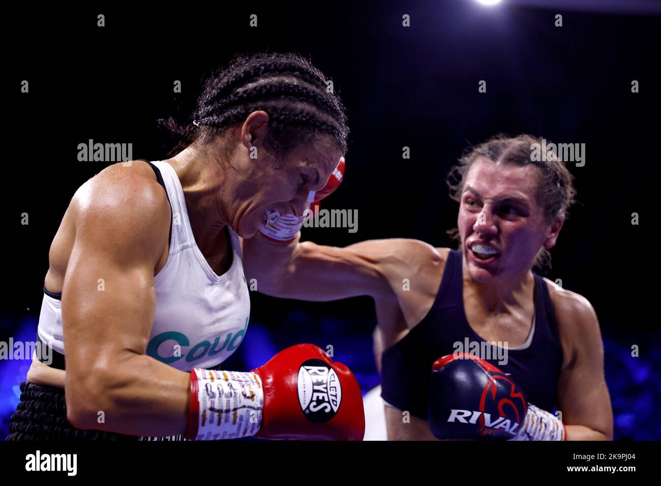 Ellie Scotney (rechts) im Einsatz gegen Mary Romero während ihres europäischen Super-Bantamgewicht-Titelkampfes in der OVO Arena Wembley, London. Bilddatum: Samstag, 29. Oktober 2022. Stockfoto