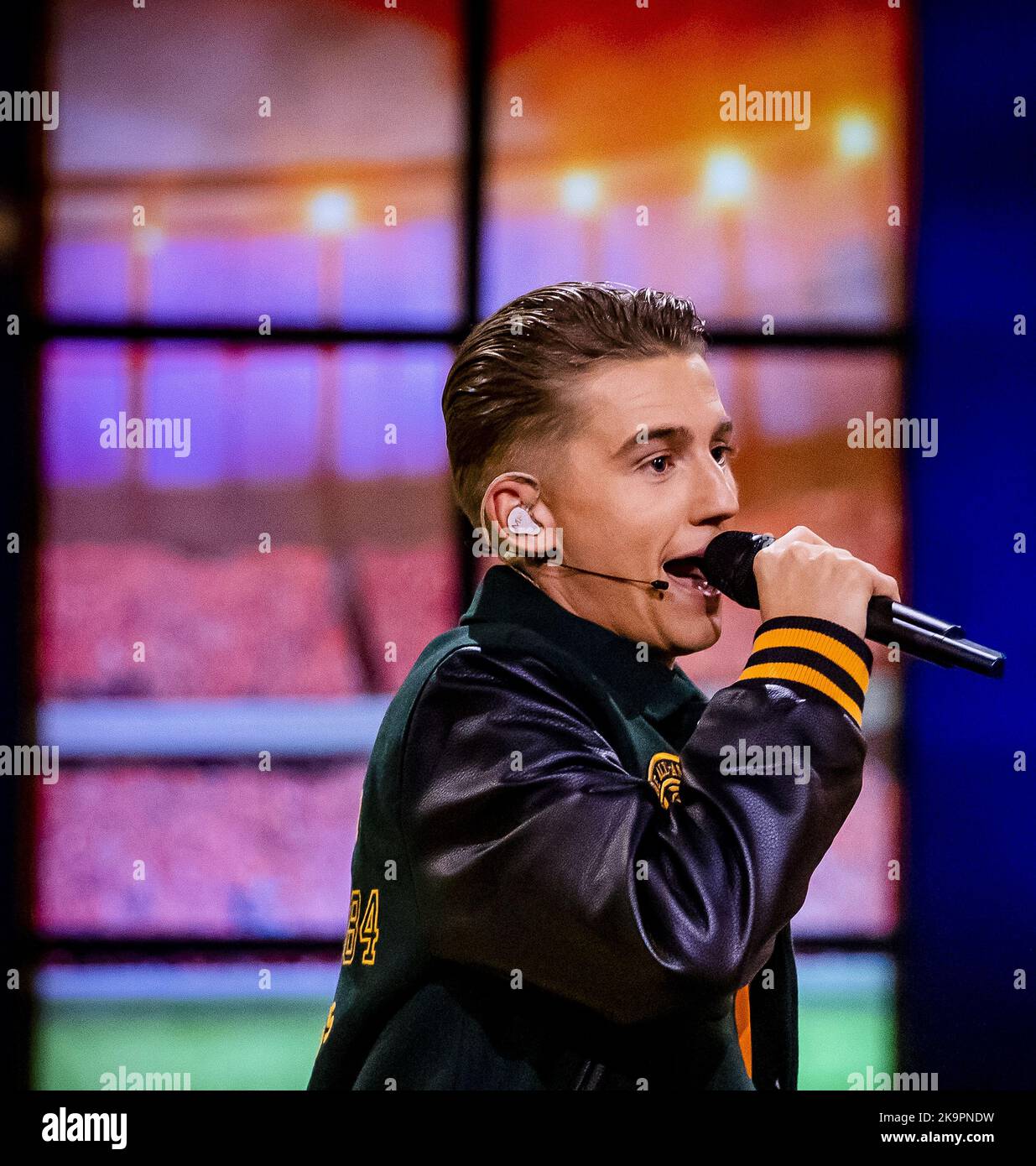 2022-10-29 21:34:05 BAARN - Mart Hoogkamer singt die neue Fußball-Nationalhymne während der Live-Show von Ich will Ihr Lied. ANP REMKO DE WAAL netherlands Out - belgium Out Credit: ANP/Alamy Live News Stockfoto
