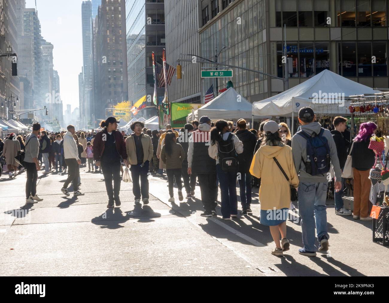 Zelte und Menschenmassen entlang der 6. Avenue während einer Street Fair, 2022, NYC, USA Stockfoto