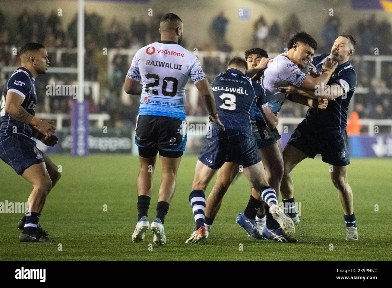 Fidschi 2. Row Josh Wong reisst sich mit schottischen Spielern während des Rugby League World Cup Pool B-Spiels 2021 zwischen Fidschi und Schottland im Kingston Park, Newcastle, am Samstag, 29.. Oktober 2022. (Kredit: Trevor Wilkinson | MI News) Stockfoto