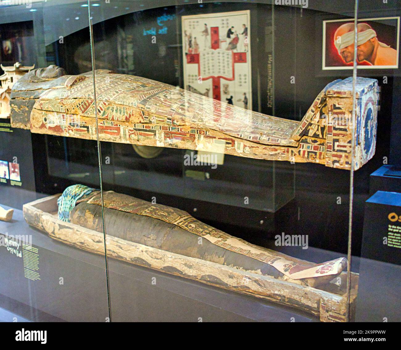 St. Mungo Museum of Religious Life & Art Ägyptische Mumie oben und unten offen Stockfoto