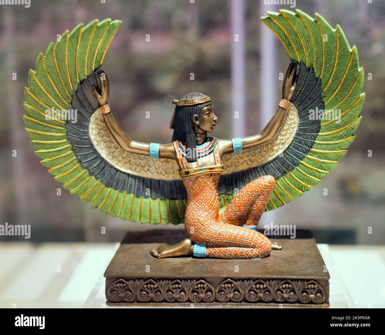 St. Mungo Museum of Religious Life & Art die moderne Statue des IS zeigt Flügel aus und kniet Stockfoto
