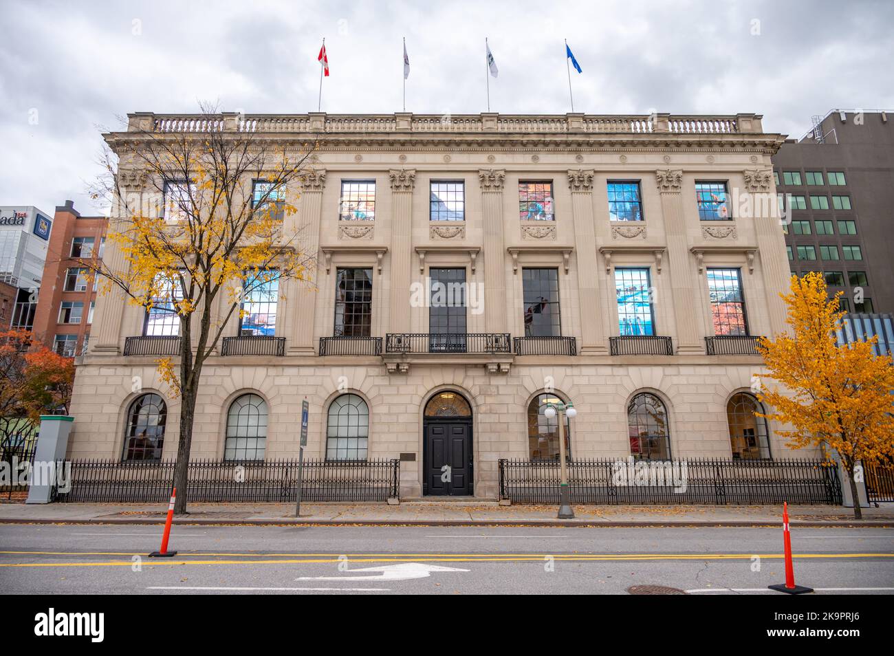 Ottawa, Ontario - 19. Oktober 2022: Außenfassade des Indigenous Peoples Building auf dem kanadischen Parliament Hill. Stockfoto