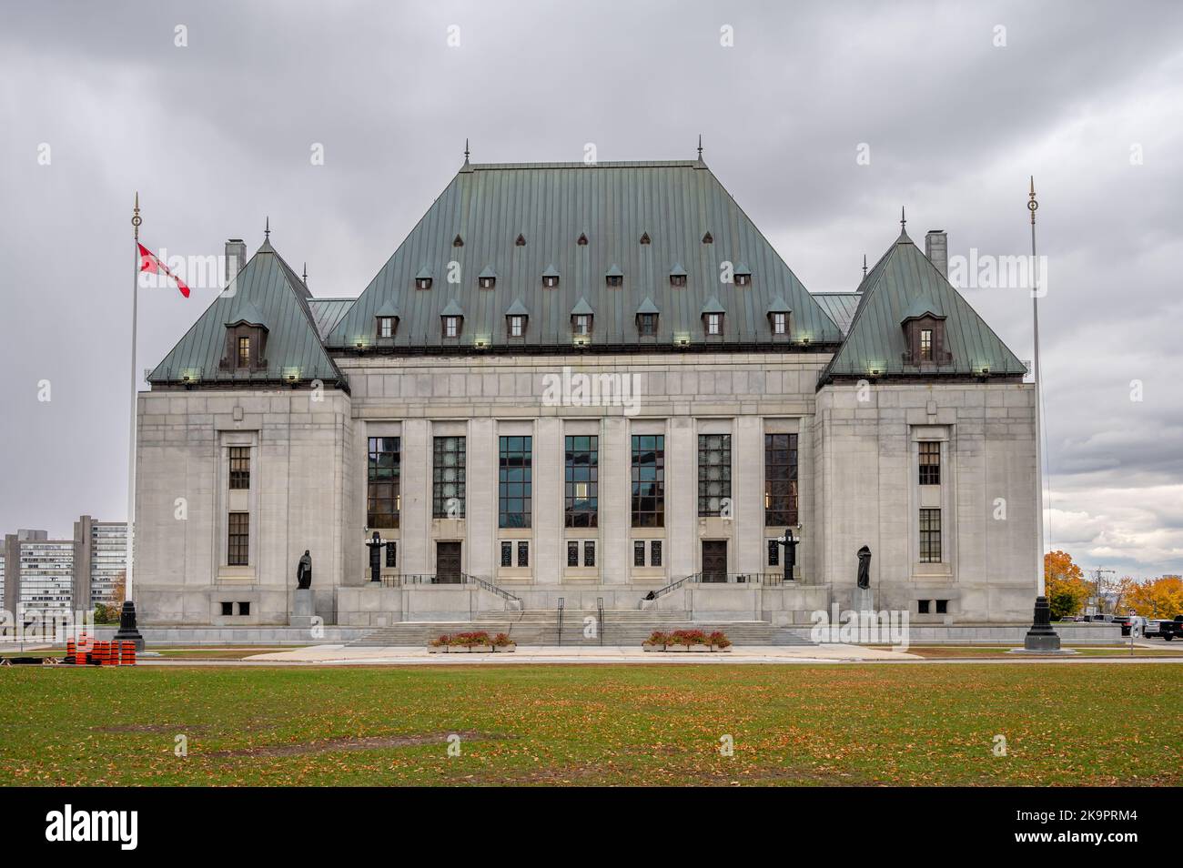 Ottawa, Ontario - 19. Oktober 2022: Fassade des Gebäudes des Obersten Gerichtshofs von Kanada im Herbst. Stockfoto