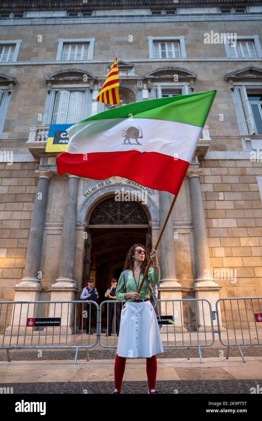 Barcelona, Katalonien, Spanien. 29. Oktober 2022. Iranische Bürger bilden eine Menschenkette zur Unterstützung der anhaltenden Proteste im Iran. Dieser Protest findet auf der ganzen Welt statt und wird von Angehörigen des Fluges PS752 der Ukrainian Airlines organisiert, der 2020 bei der Abreise aus Teheran von einer Rakete abgeschossen wurde. Sie fällt mit den jüngsten ukrainischen Protesten über die iranischen Kamikaze-Drohnenangriffe in der Ukraine zusammen (Bild: © Eric Renom/ZUMA Press Wire) Quelle: ZUMA Press, Inc./Alamy Live News Stockfoto