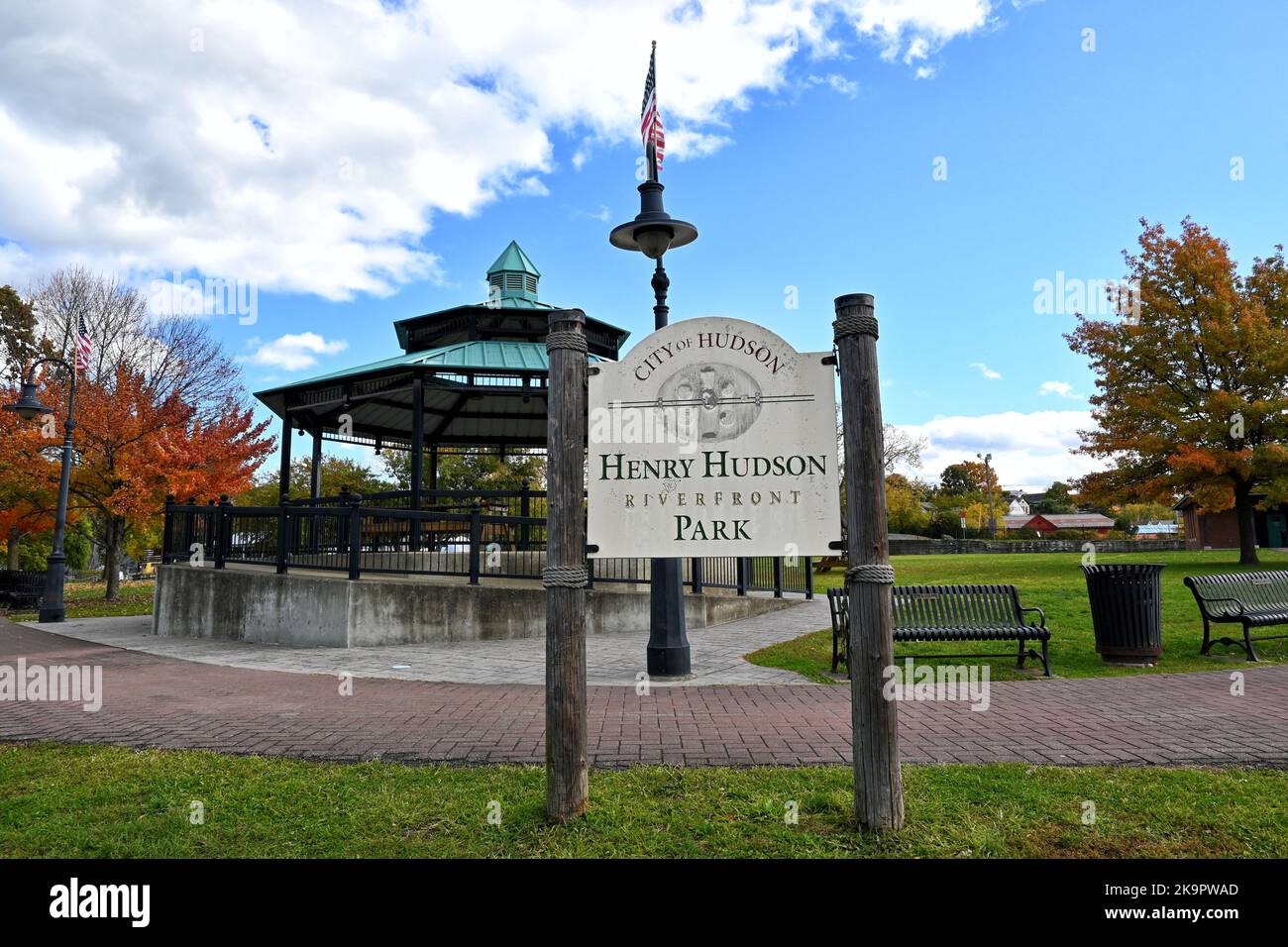 Schild und Pavillon am Henry Hudson Riverfront Park in Hudson, New York. Stockfoto
