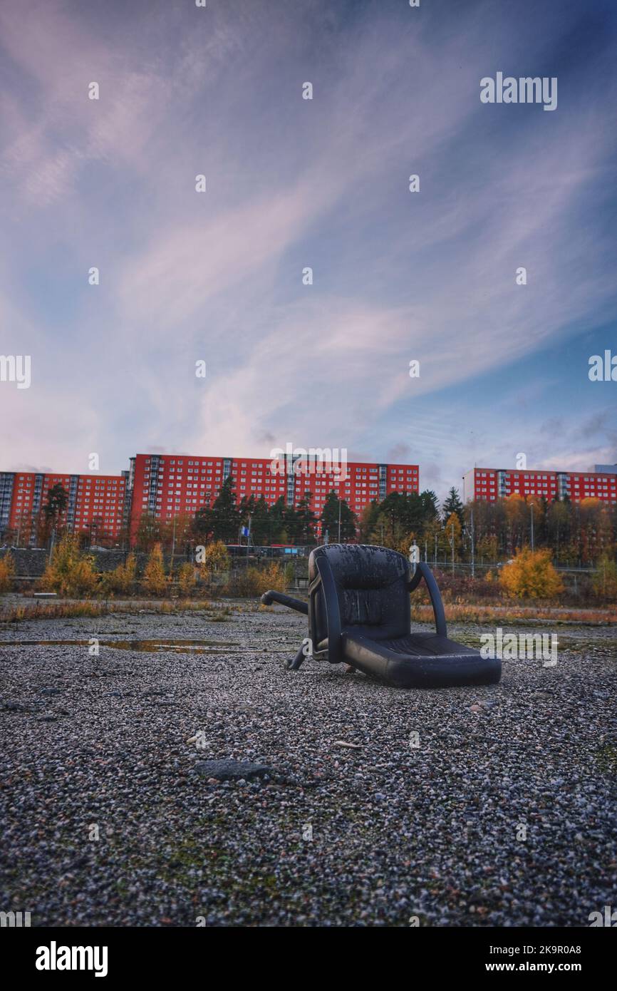 Defekter Bürostuhl in der Stadt Stockfoto