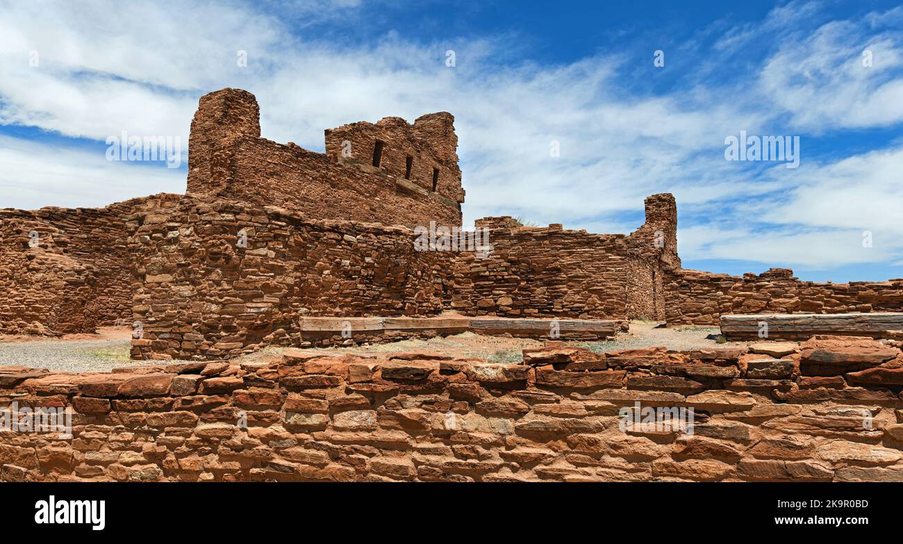 Die Ruinen von Mission San Gregorio De Abo, die 1629 von spanischen Missionaren in New Mexico erbaut wurden, mit den Fenstern des Chorlofts im Hintergrund. Stockfoto