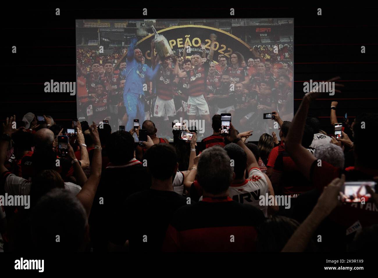 Rio De Janeiro, Brasilien. 29. Oktober 2022. RJ - Rio de Janeiro - 10/29/2022 - FLAMENGO, FINALE LIBERTADORES FANS - Flamengo Fans am Hauptsitz des Clube do Flamengo in Gavea, südlich der Stadt, folgen dem Finale der Copa Libertadores zwischen Flamengo x Atlhetico-PR, das diesen Samstag (29) in Quito in Ecuador gespielt wurde. Foto: Joao Gabriel Alves/AGIF/Sipa USA Quelle: SIPA USA/Alamy Live News Stockfoto