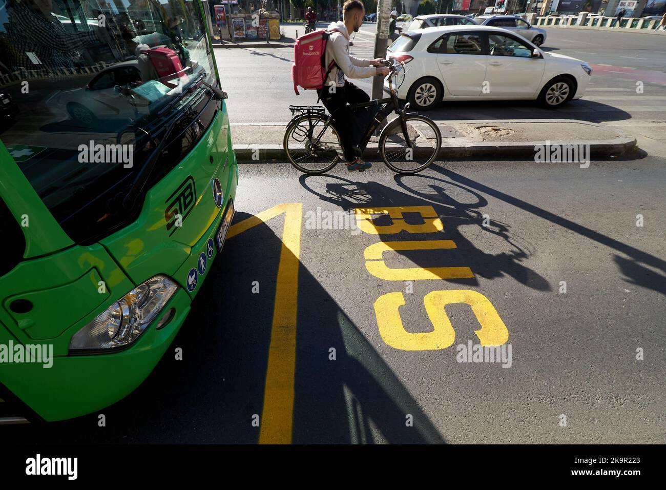 Bukarest, Rumänien - 17. Oktober 2022: Busspur auf dem Platz der Vereinten Nationen in Bukarest, Rumänien. Dieses Bild ist nur für redaktionelle Zwecke bestimmt. Stockfoto