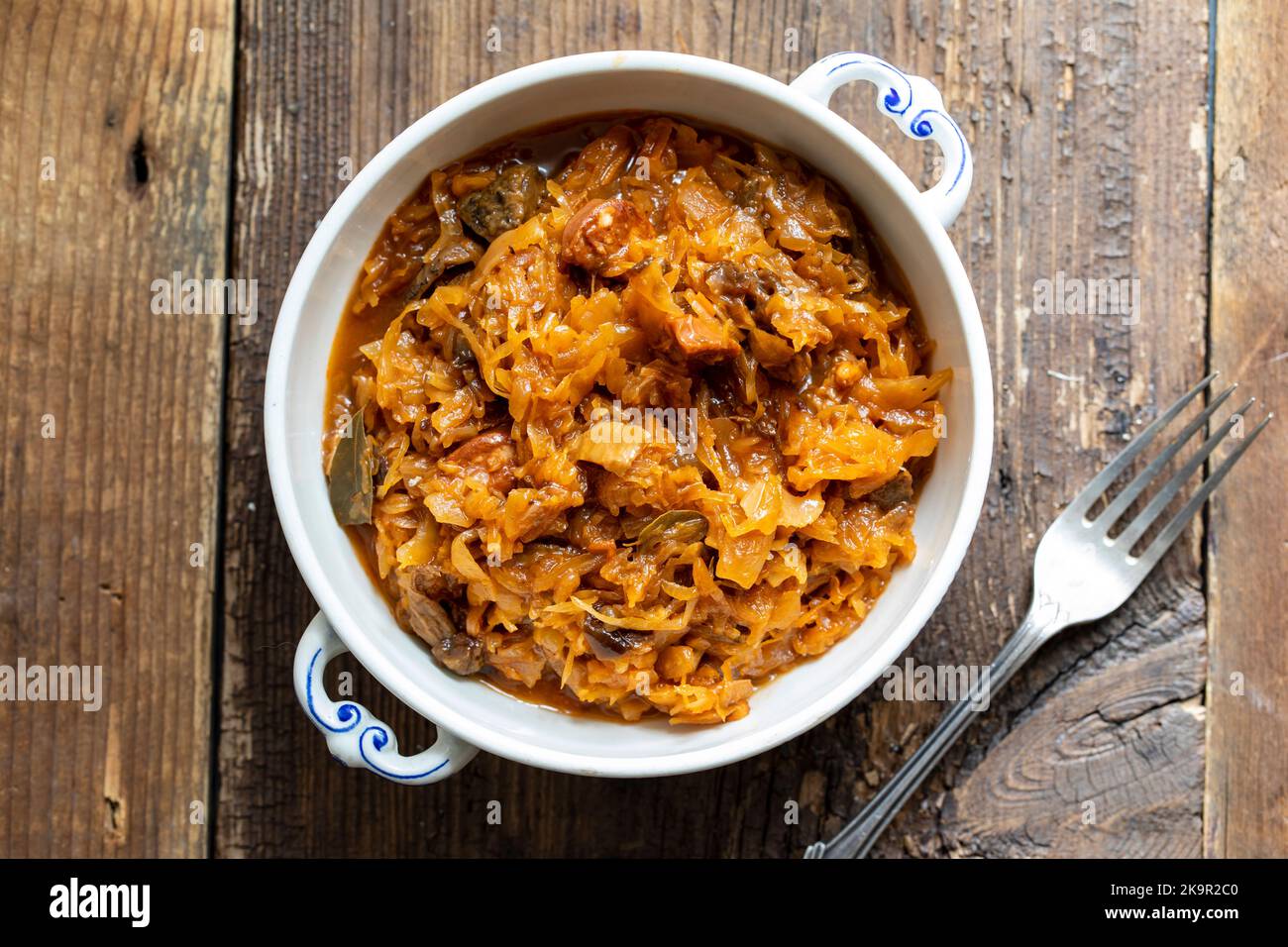 Traditionelles polnisches Gericht aus Bigos, Kohl mit Fleisch, Pilzen und Pflaumen Stockfoto