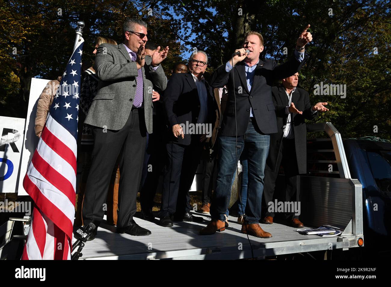 New York, USA. 29. Oktober 2022. Lee Zeldin, der Gouverneurskandidat des Staates New York, spricht bei einer Wahlkampfveranstaltung im Juniper Park im New Yorker Stadtteil Queens, NY, am 29. Oktober 2022. Zeldin fordert den Gouverneur heraus. Kathy Hochul, die ihr Amt antrat, nachdem Andrew Cuomo zurückgetreten war. (Foto von Anthony Behar/Sipa USA) Quelle: SIPA USA/Alamy Live News Quelle: SIPA USA/Alamy Live News Stockfoto