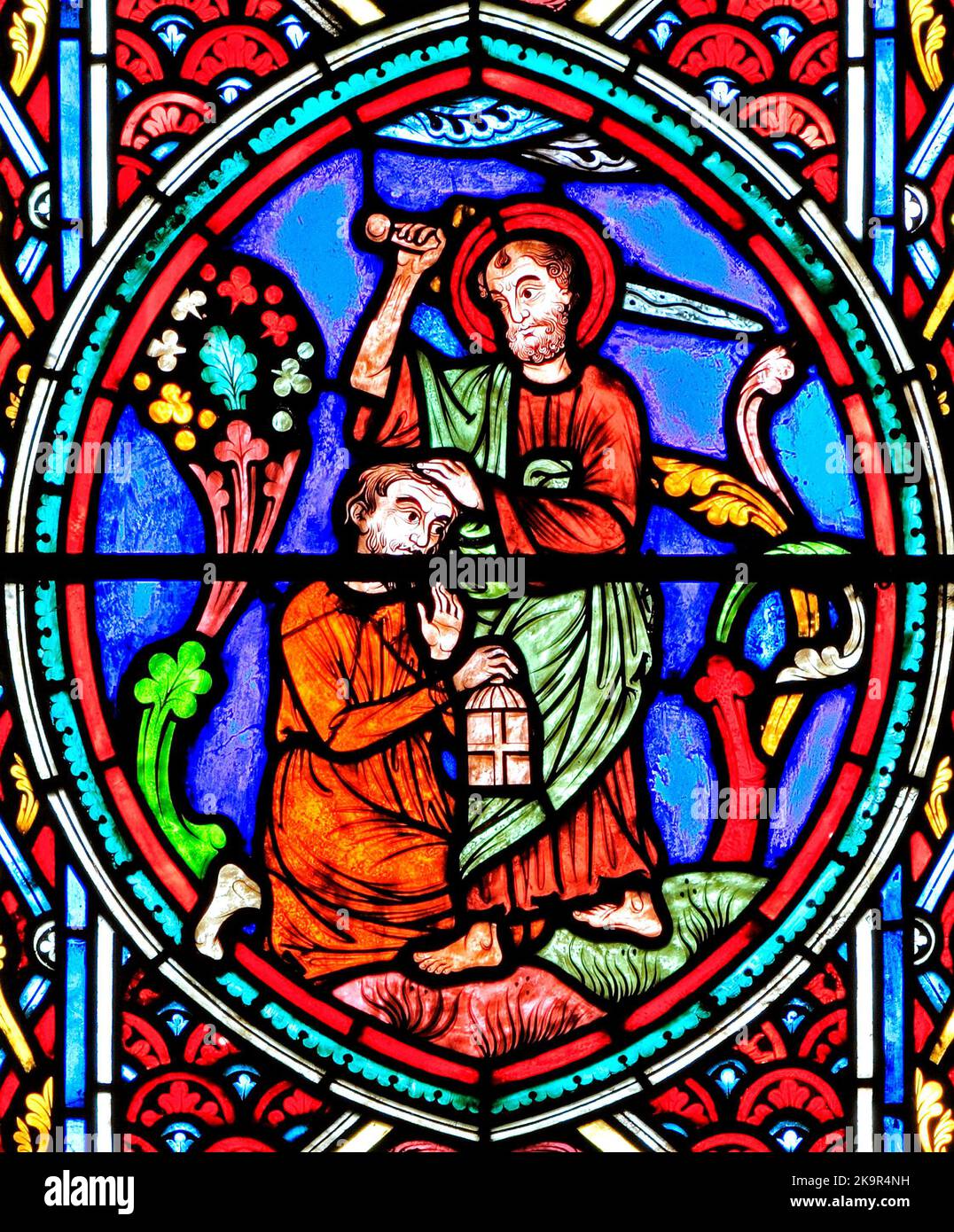 Simon Petrus, der heilige Petrus, schneidet Malchus, dem Diener des Kaiphas, im Garten Gethsemane mit dem Schwert das Ohr ab, weil er Jesus, Glasmalerei, Passion verraten hat Stockfoto
