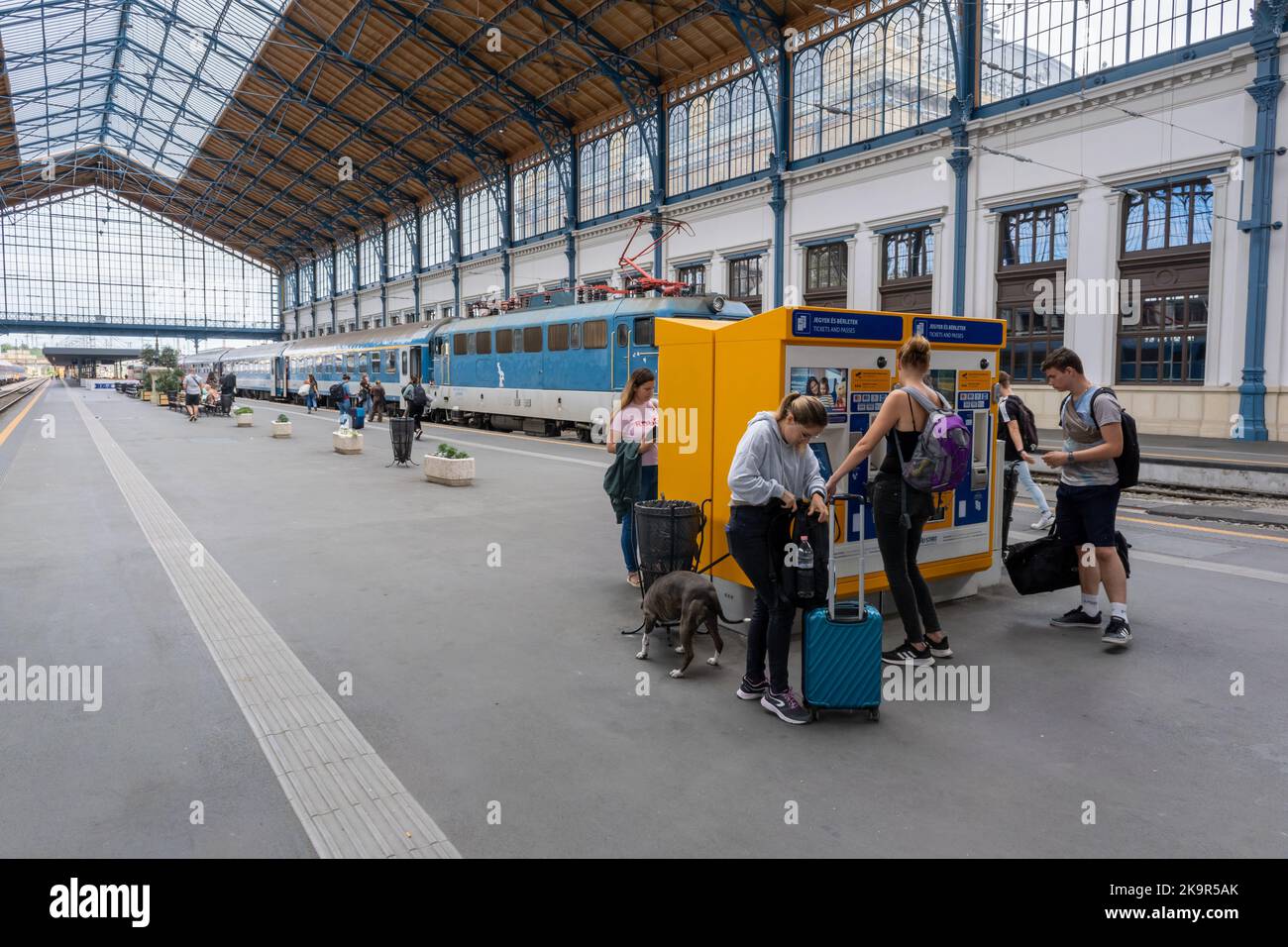 Budapest, Ungarn - 2. September 2022: V43 Lokomotive am Budapester Bahnhof Stockfoto