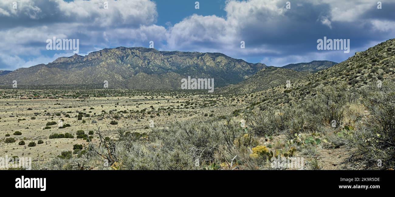 Sandia Mountain Range Landschaftsansicht aus der hohen Wüste Stockfoto