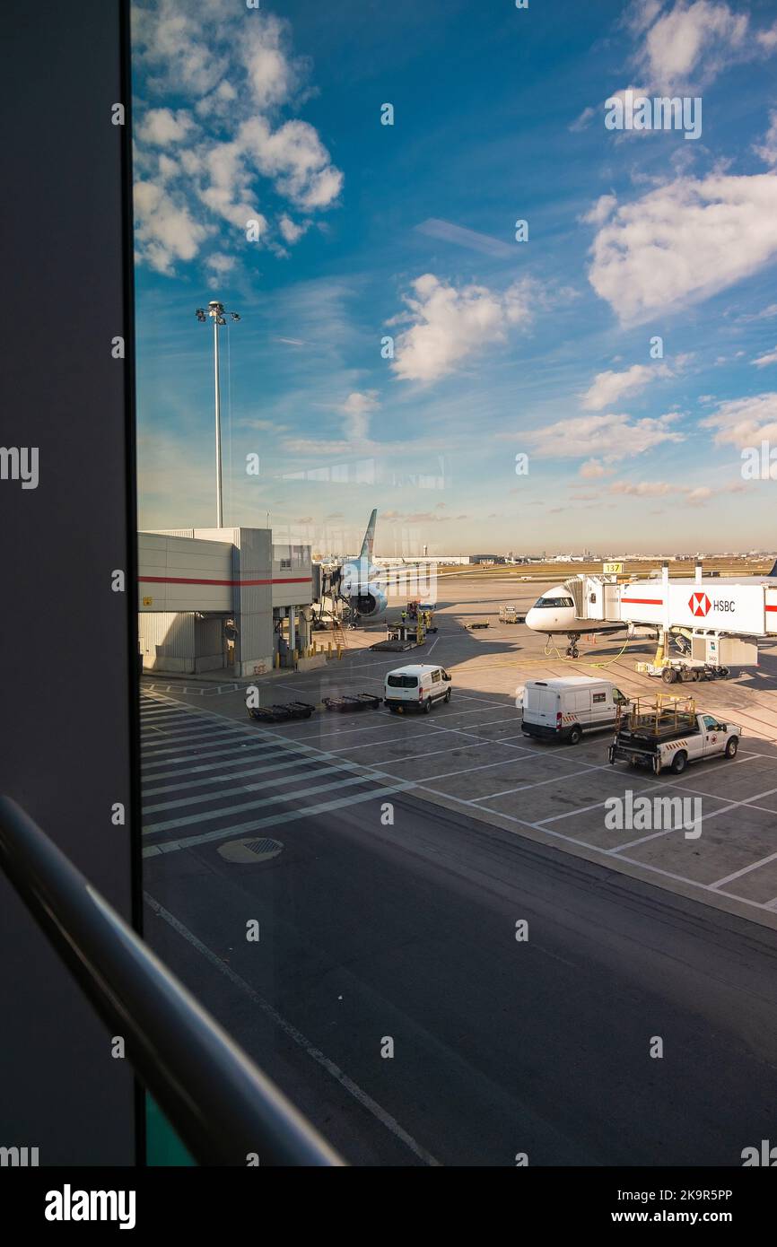 Das Air Canada-Düsenflugzeug liegt vor dem Inlandsterminal auf dem Asphalt des Pearson International Airport, Ontario, Kanada. Stockfoto