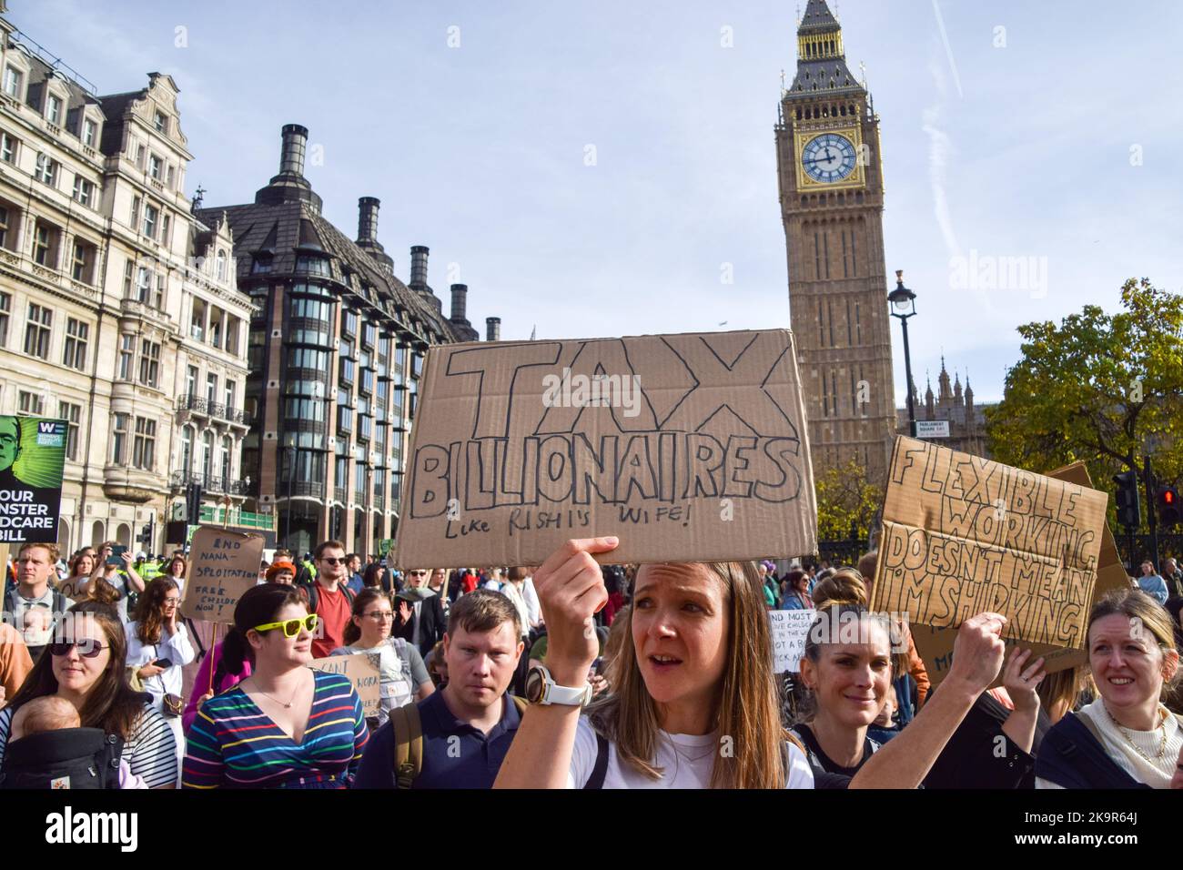 London, Großbritannien. 29. Oktober 2022. Ein Protestant auf dem Parliament Square hält während der Demonstration ein Plakat mit den "Steuermilliardären". Eltern und Kinder, viele in Kostümen, marschierten vom Trafalgar Square zum Parliament Square und forderten erschwingliche Kinderbetreuung, flexibles Arbeiten und ordnungsgemäß bezahlten Elternurlaub während des Halloween-Motto „March of the Mumien“. Kredit: SOPA Images Limited/Alamy Live Nachrichten Stockfoto