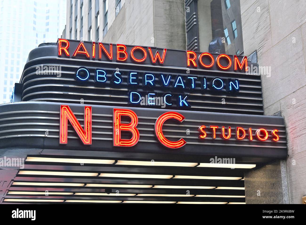 NEW YORK - 24 Okt 2022: NBC Studios Marquee mit Rainbow Room und Aussichtsplattform auch in Neonlicht Stockfoto