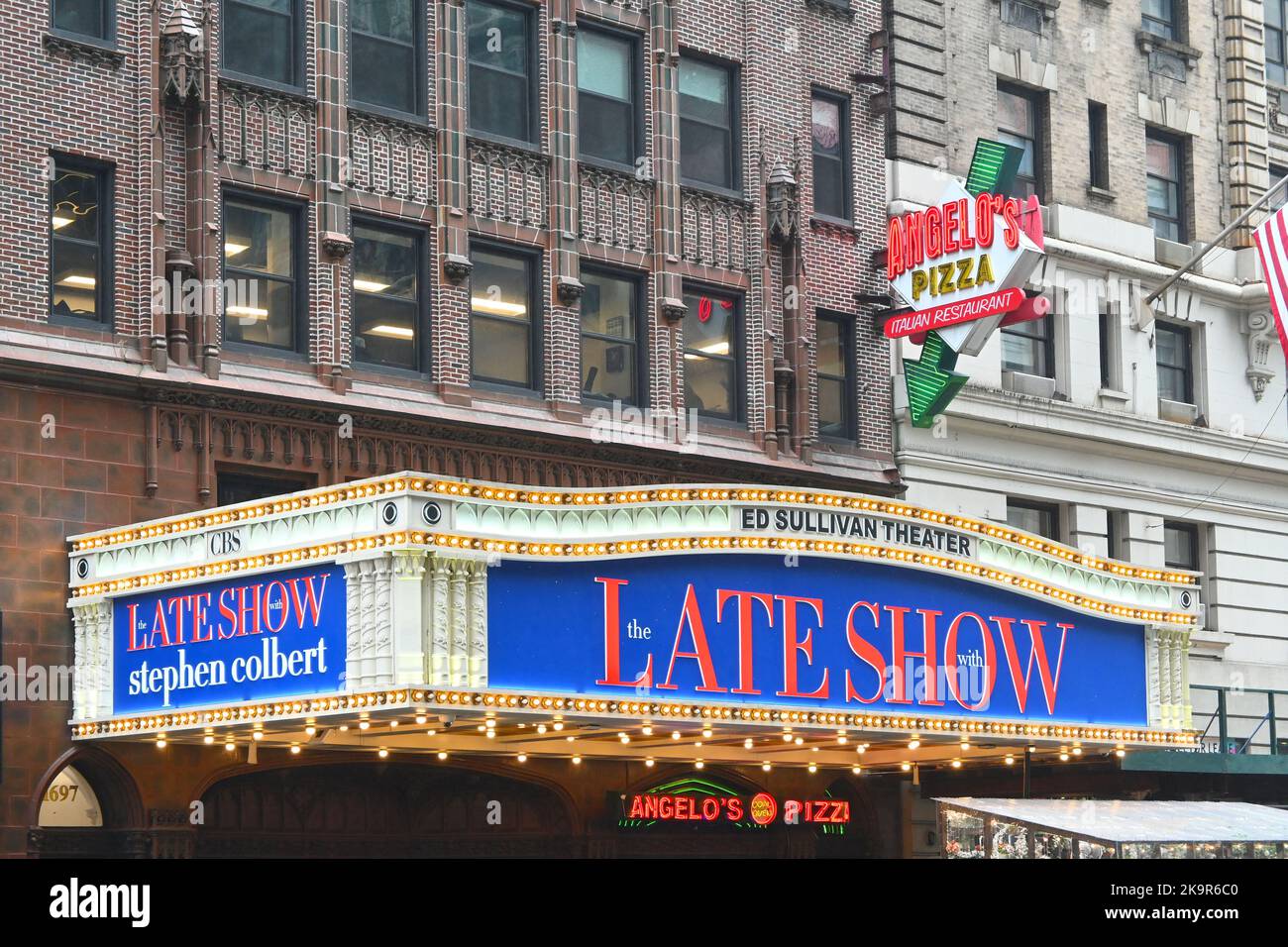 NEW YORK - 24. Okt 2022: Das Ed Sullivan Theater Marquee und die Late Show mit Stephen Colbert Zeichen. Stockfoto