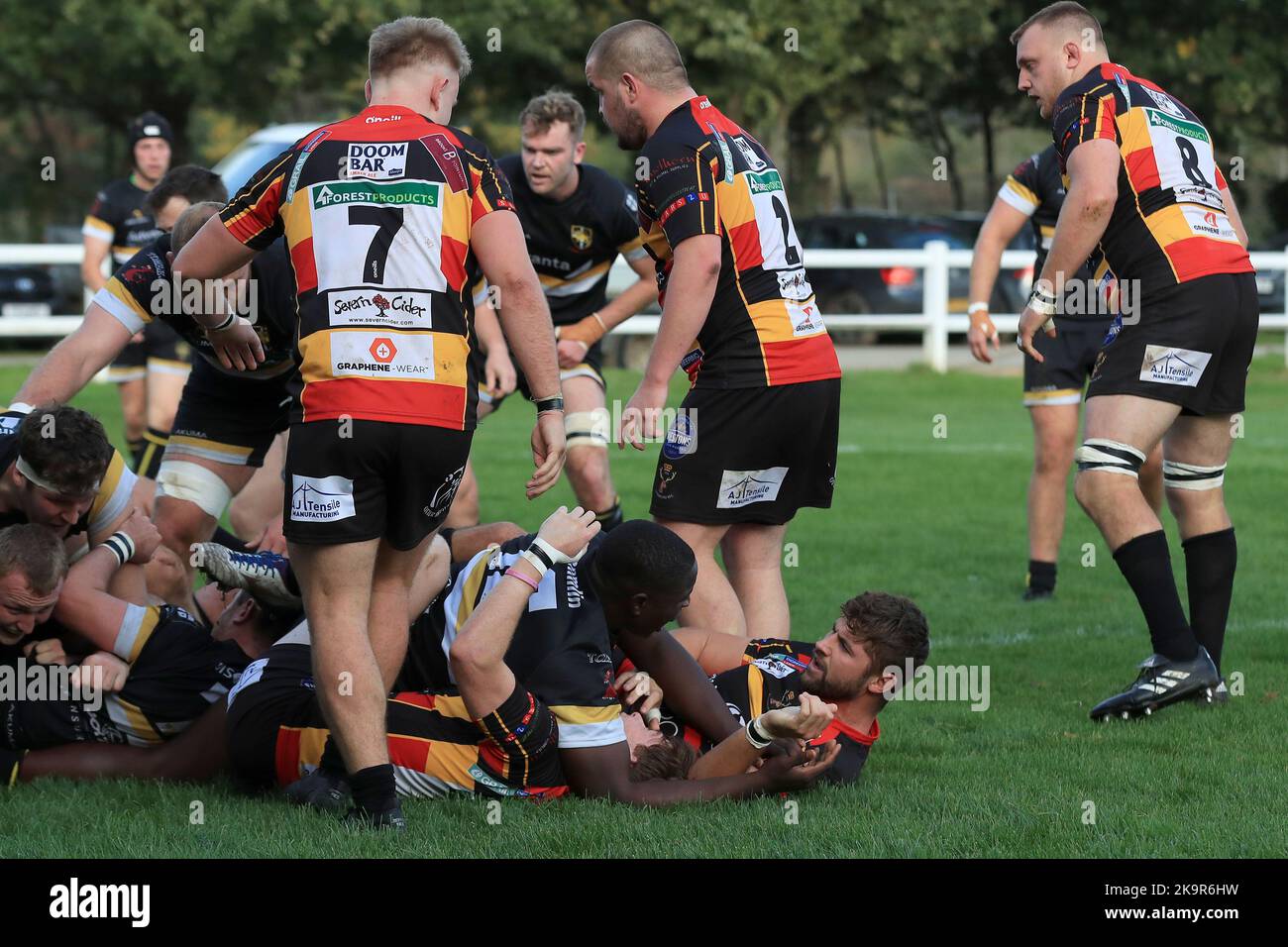 Nathan Jibulu von Esher Rugby und Matthew Lane von Cinderford Rugby während des Spiels der English National League 1 zwischen Esher und Cinderford am 29. Oktober 2022 in Molesey Road, Hersham, Großbritannien. Foto von Carlton Myrie. Nur zur redaktionellen Verwendung, Lizenz für kommerzielle Nutzung erforderlich. Keine Verwendung bei Wetten, Spielen oder Veröffentlichungen einzelner Clubs/Vereine/Spieler. Kredit: UK Sports Pics Ltd/Alamy Live Nachrichten Stockfoto