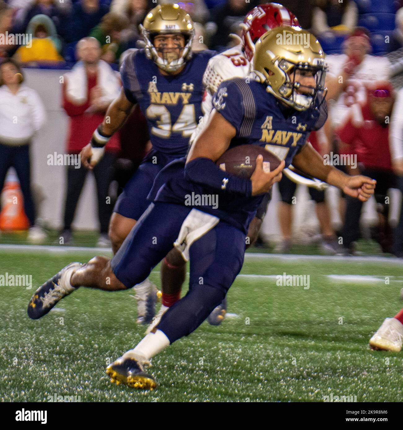 Annapolis, Maryland, USA. 29. Oktober 2022. Navy Quarterback XAVIER ARLINE (7) läuft mit dem Ball im Navy vs. Temple Fußballspiel im Navy-Marine Corps Memorial Stadium in Annapolis, Maryland am 29. Oktober 2022. (Bild: © Kai Dambach/ZUMA Press Wire) Bild: ZUMA Press, Inc./Alamy Live News Stockfoto