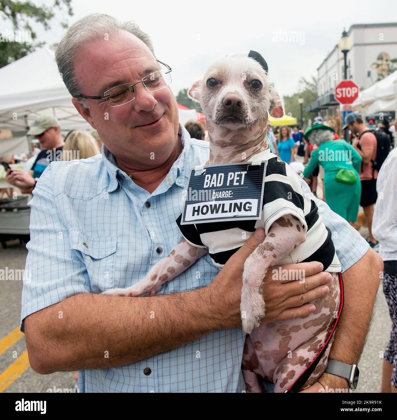 In den USA. 29. Oktober 2022. Der DOG-A-WEEN Kostümwettbewerb beim jährlichen Sarasota Farmers Market Halloween Festival.(Bildquelle: © Brian Cahn/ZUMA Press Wire) Bildquelle: ZUMA Press, Inc./Alamy Live News Stockfoto