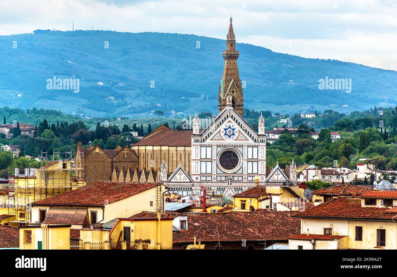 Landschaft von Florenz, Italien. Im Sommer Panoramasicht auf die Basilika Santa Croce (Heiliger Kreuz) im Hintergrund der Berge. Die Kirche Santa Croce ist eine berühmte Landm Stockfoto