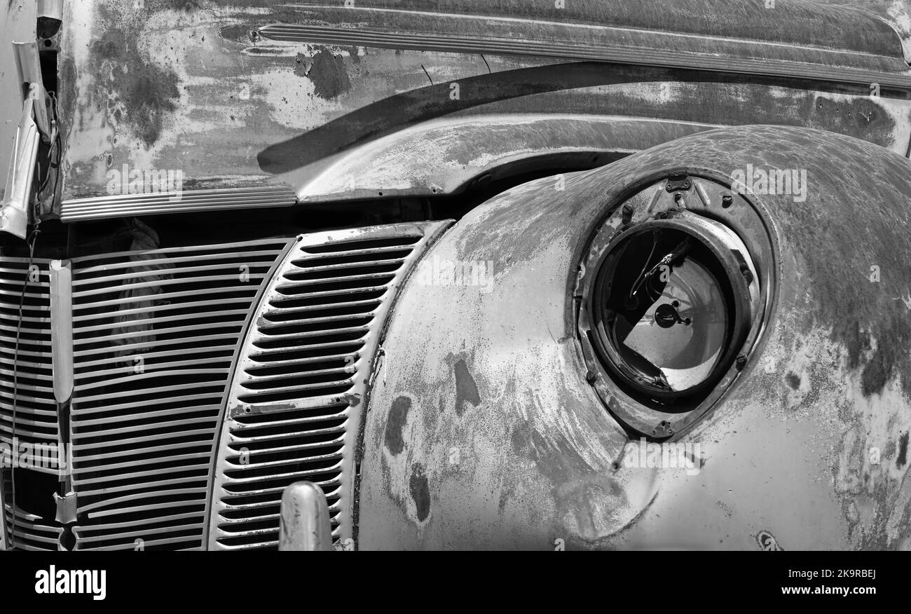 High Desert Car Patina aus der Nähe in schwarz und weiß Stockfoto