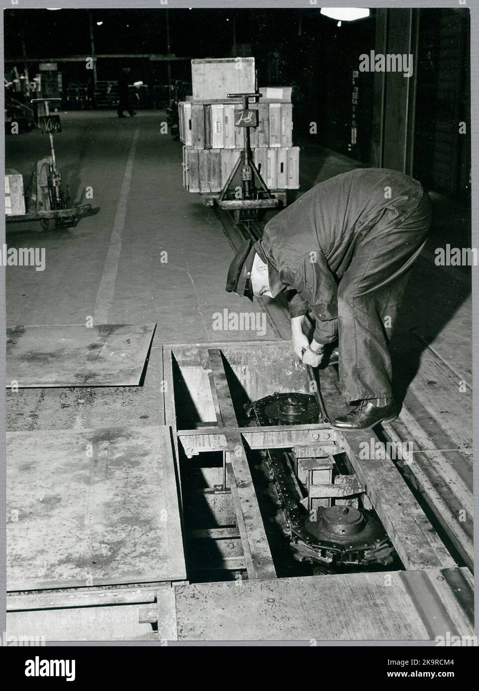 Gütertransport über Kette in Hallsberg. Hier wird der Kettentransporter eingestellt. Stockfoto