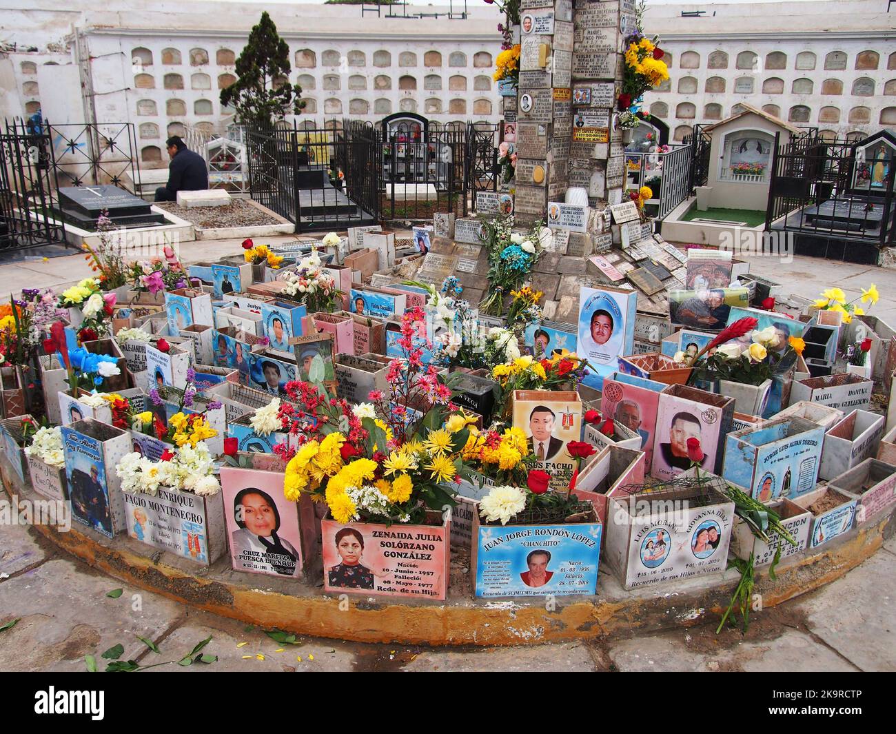 El Callao, Peru. 29. Oktober 2022. Blumen und Geschenke für diejenigen, die kein Grab am 'Kreuz der Toten' auf dem Friedhof Baquijano und Carrillo im peruanischen Hafen El Callao haben. Das Totenkreuz wurde auf einem alten Massengrab errichtet und ist der Ort, an dem Menschen ihren Verstorbenen ohne Grab ehren, entweder weil sie auf See verloren waren, verschwungen, in irgendeiner Weise vermisst wurden, oder weil ihre Körper in ein Massengrab geworfen wurden. Kredit: Fotoholica Presseagentur/Alamy Live Nachrichten Stockfoto