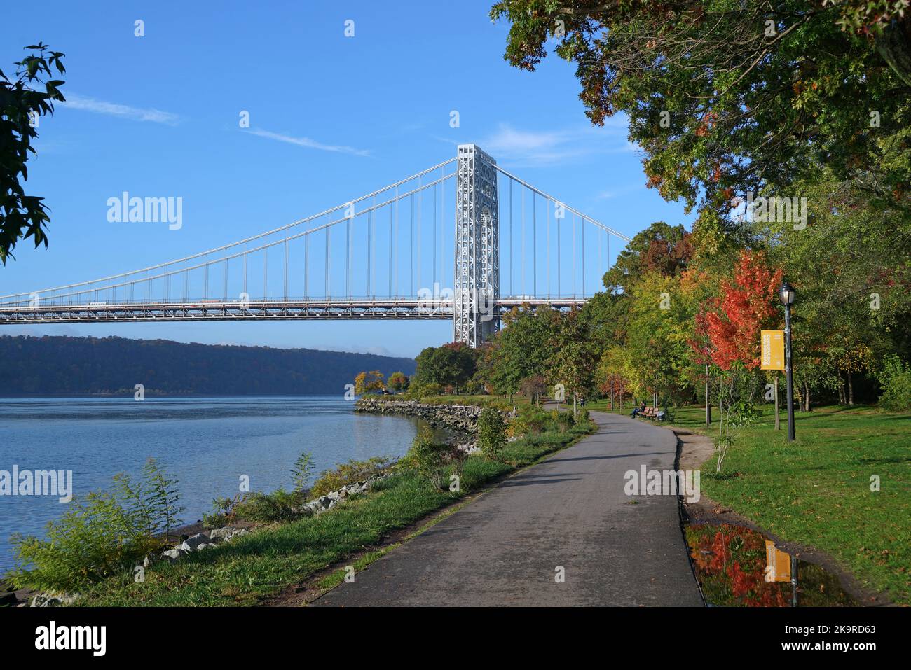 Manhattan Trail entlang des Hudson River, der sich der George Washington Bridge nähert Stockfoto