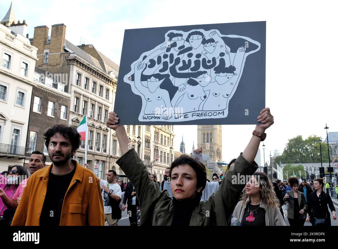 London, Großbritannien. 29.. Oktober 2022. Tausende versammelten sich in Solidarität mit den Iranern in der Hauptstadt und in den Städten weltweit, als nach dem Tod von Mahsa (Jina) Amini in Polizeigewahrsam, nachdem sie wegen „unzulässiger Umarhmung“ festgenommen worden war, zivile Unruhen durch das Land fegten. Schätzungen zufolge wurden im Iran mehr als 270 Menschen getötet und 1.400 verhaftet. Kredit: Elfte Stunde Fotografie/Alamy Live Nachrichten Stockfoto