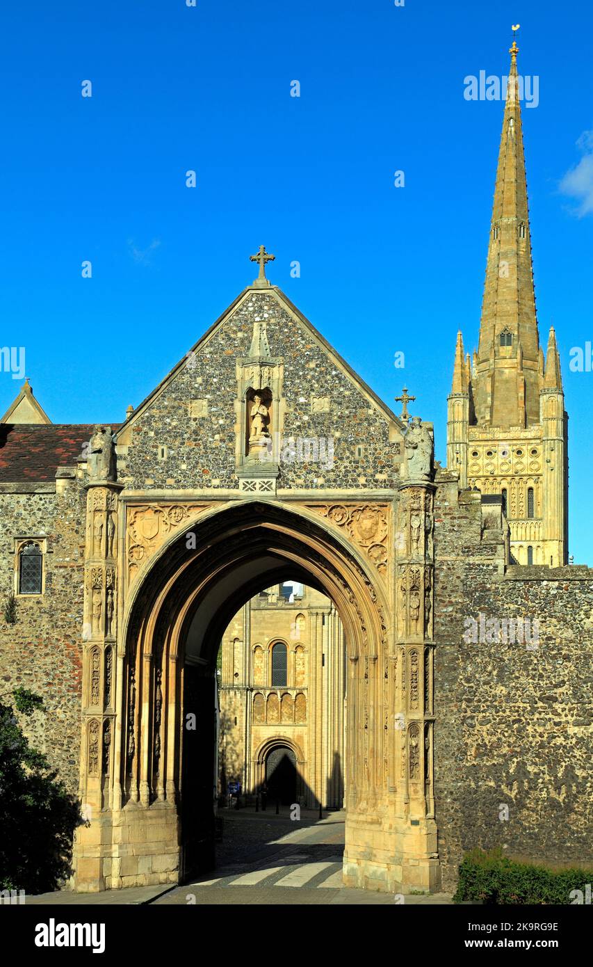 Norwich, Erpingham Gate und Cathedral Spire, mittelalterliche Architektur, Englische Kathedralen, Norfolk, England Stockfoto